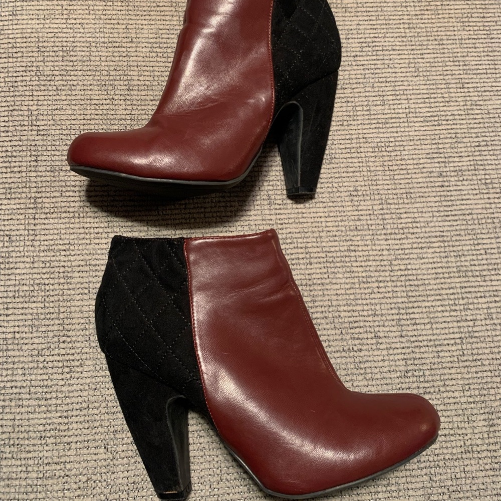 WOMENS burgundy black booties size 9